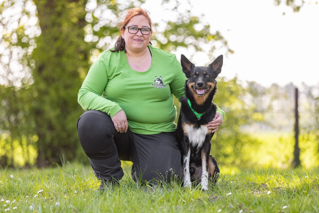 Frau mit Hund im Freien